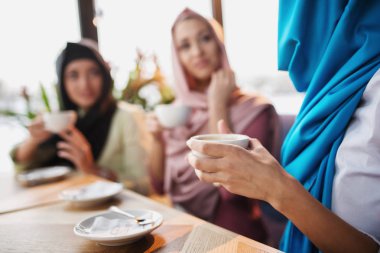 Müslümanlar bir kahve dükkanında eğleniyor musun