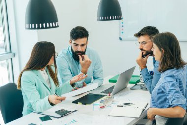 İyi bir ekip çalışması ofiste toplantı iş adamları. Ekip çalışması başarılı Toplantı Çalışma Alanı'nı stratejisi kavramı.