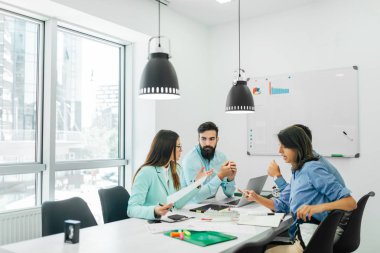 İyi bir ekip çalışması ofiste toplantı iş adamları. Ekip çalışması başarılı Toplantı Çalışma Alanı'nı stratejisi kavramı.