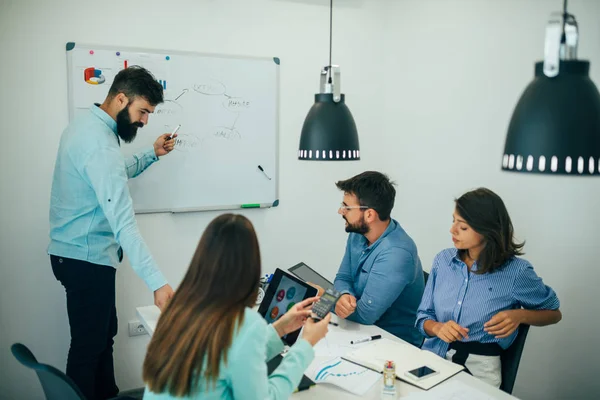 Empresario Con Socios Jóvenes Mirando Pizarra Oficina Creativa — Foto de Stock