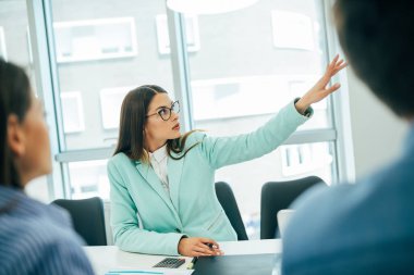 İyi bir ekip çalışması ofiste toplantı iş adamları. Ekip çalışması başarılı Toplantı Çalışma Alanı'nı stratejisi kavramı.