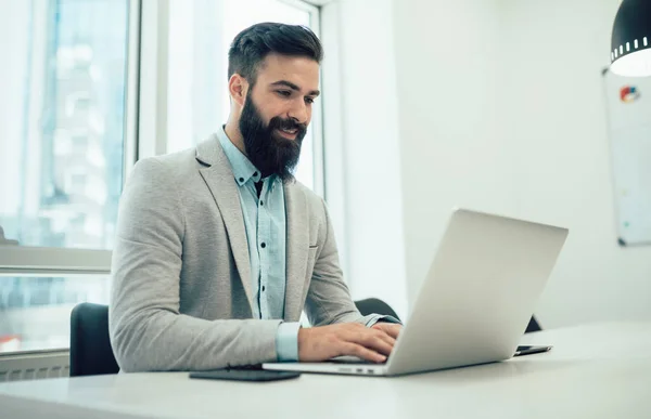 Retrato Del Joven Sentado Escritorio Oficina — Foto de Stock