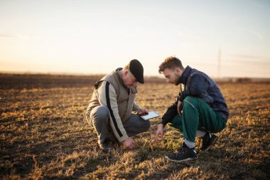 İleri teknoloji alanında çiftçilerin kullanımı.