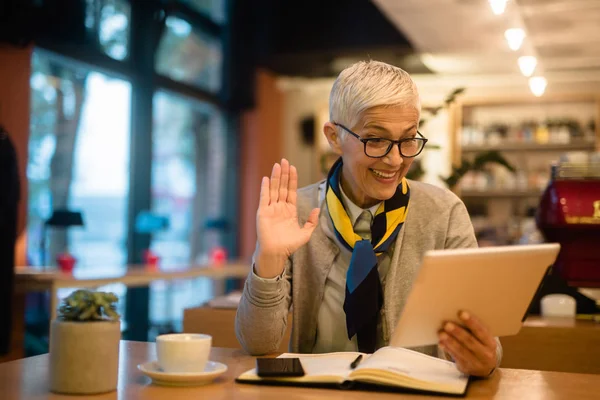 Mujer Una Cafetería Bebe Café Hablando Video Chat — Foto de Stock