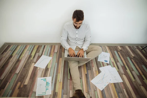 Hombre Negocios Trabajando Oficina Con Ordenador Portátil Documentos — Foto de Stock