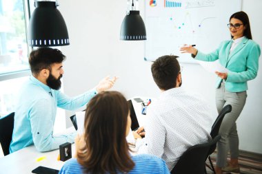 Başarılı bir takım. Yaratıcı ofiste çalışan ve iletişim kuran bir grup genç iş adamı. 