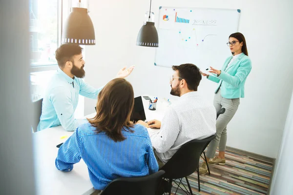 Equipo Exitoso Grupo Jóvenes Empresarios Que Trabajan Comunican Una Oficina — Foto de Stock