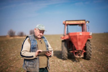 Çerçeveciye çalışma alanında onun tablet üzerinde denetler.