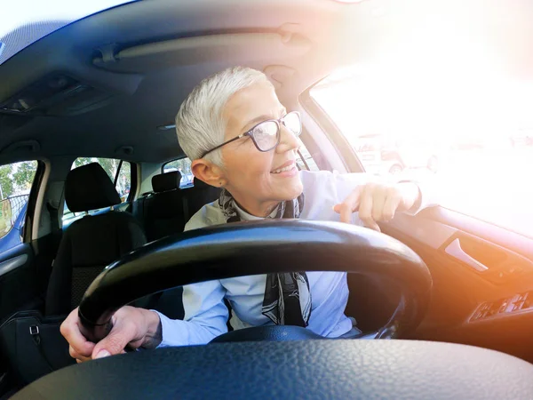 車を運転する幸せな女 — ストック写真