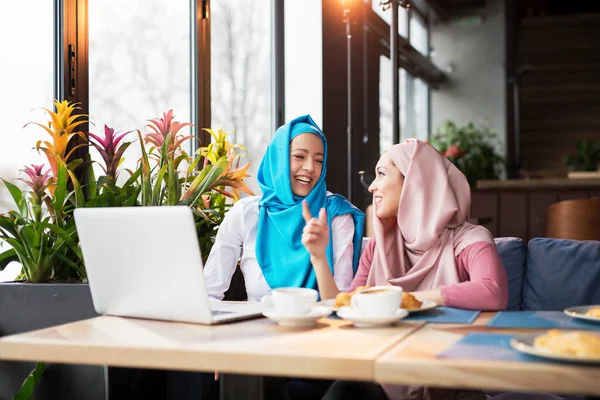 Женщины Мусульмане Работающие Кафе Компьютером — стоковое фото