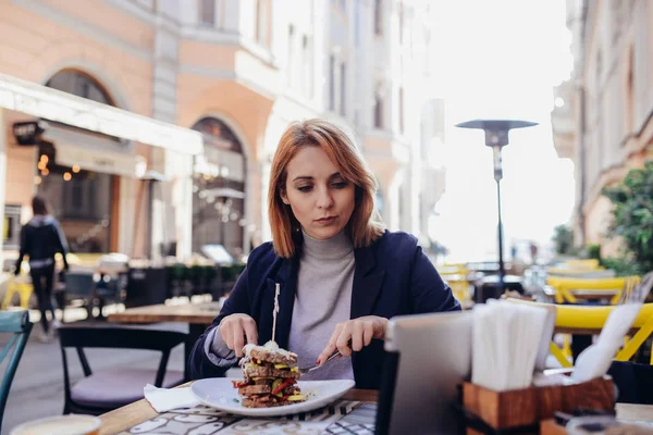 Красивая Молодая Женщина Завтракает Кафе — стоковое фото