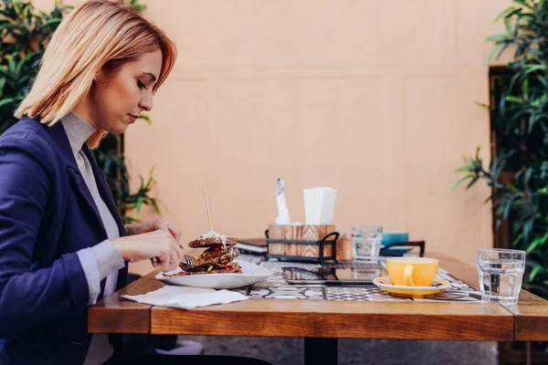 Красивая Молодая Женщина Завтракает Кафе — стоковое фото