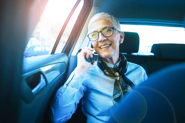 Mujer Hablando Por Teléfono Mientras Viaja Coche — Foto de Stock