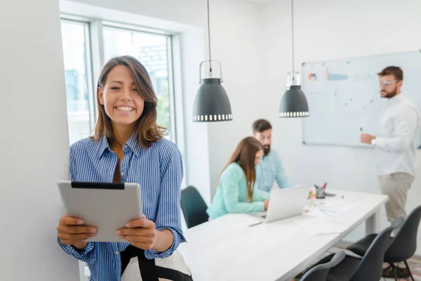 Mujer Negocios Sonriente Sala Conferencias Durante Presentación Mujer Sentada Sala — Foto de Stock