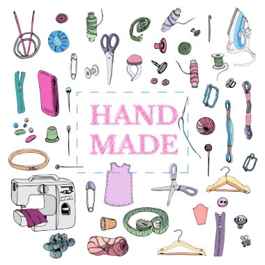 Dikiş için öğeler kümesi. Beyaz arka planda izole edilmiş farklı öğelerin el çizilmiş mürekkemi ve renkli çizimi.