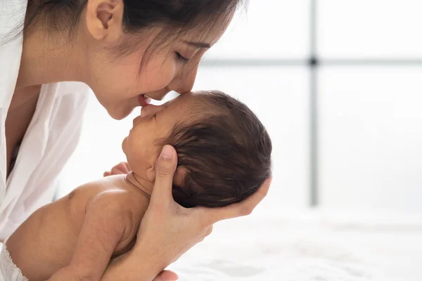 Moederliefde Close Van Jonge Moeder Zoenen Haar Kleine Jongen Zachtjes — Stockfoto