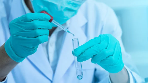 Fechar Mão Usando Gotas Conta Gotas Solução Tubo Vidro Cientista — Fotografia de Stock