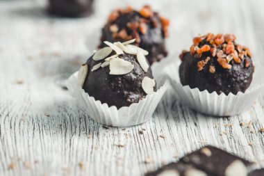 hafif bir arka plan üzerinde bir sepet içinde çikolata