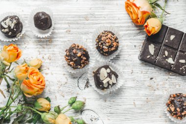 hafif bir arka plan üzerinde bir sepet içinde çikolata