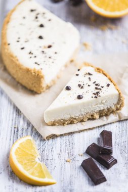 Cheesecake limon portakal ve beyaz zemin üzerine çikolata ile