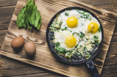 Ispanak ve Parmesan ile yumurta