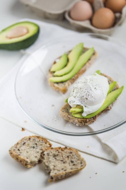 bütün tahıl ekmeği üzerinde avokado ile haşlanmış yumurta