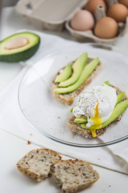 bütün tahıl ekmeği üzerinde avokado ile haşlanmış yumurta