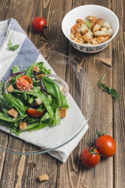 roka salata domates soğan ve salatalık ile