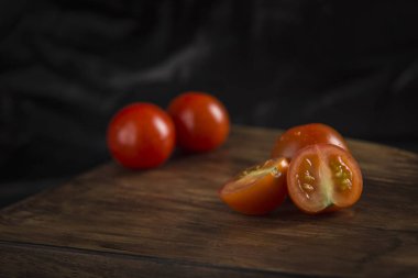 Ahşap arka planda kiraz domatesleri