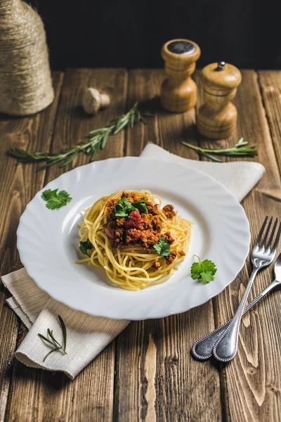 Pasta Bolognese Con Rosmarino Fondo Ligneo — Foto Stock