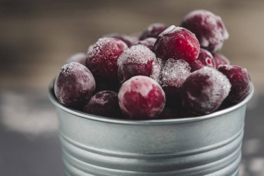 bir ışık gri arka plan üzerine bir kova içinde donmuş Kiraz eriği