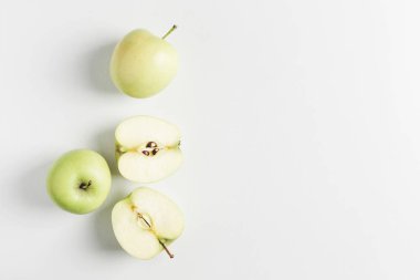 ahşap stand beyaz zemin üzerine yeşil elma