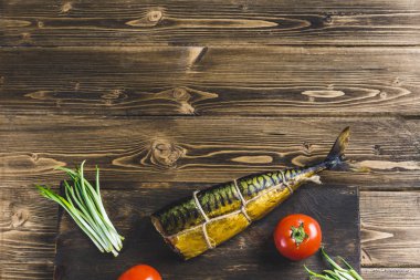 domates ve biber ahşap arka plan üzerinde bir gemide balık uskumru füme