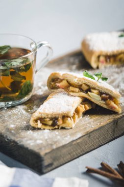 Strudel şeftali ve elma, tarçın çay nane ile