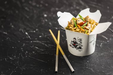 Kutudaki Hint erişteleri.