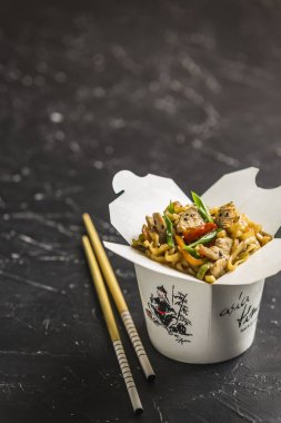 Kutudaki Hint erişteleri.