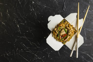 Kutudaki Hint erişteleri.