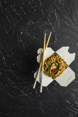 Kutudaki Hint erişteleri.