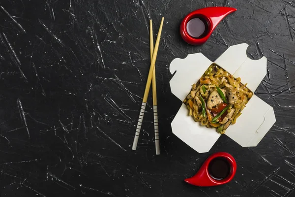 Wok ��hinese noodles in a box — Stok Foto