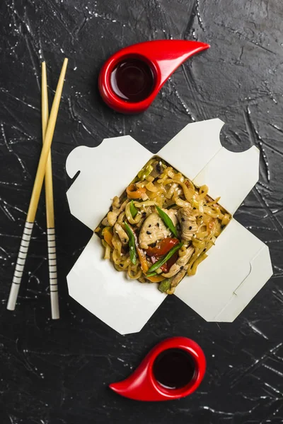 Wok ��hinese noodles in a box — 스톡 사진