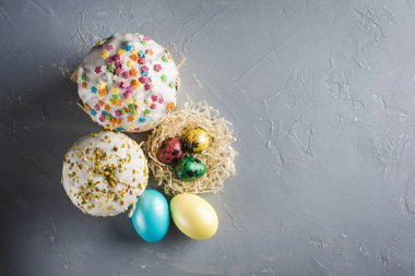 Paskalya kek ve boyalı yumurta