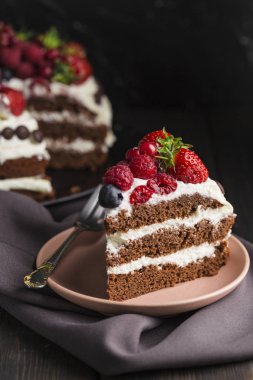 Çilekli çikolatalı pasta