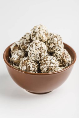 Fındık yulaf ve tarihler enerji topları