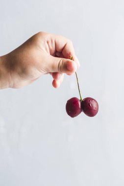 Bir çocuğun elinde kiraz