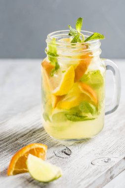 taze portakal ve nane yapılmış limonata