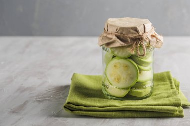 Bir kavanozda fermente kabak