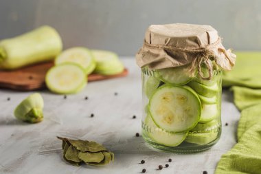 Baharat kavanozunda fermente kabak