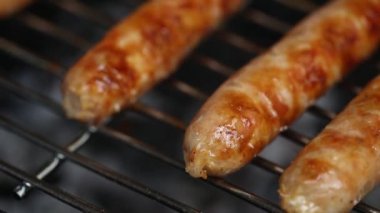 kömürlerden duman ile ızgara barbekü yakın çekim üzerinde sosis ızgara