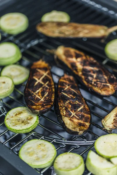 Bistecca di manzo con verdure zucchine sono cotte sul barbecue — Foto Stock