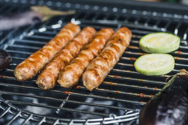 Worstjes gegrild met groenten courgette — Stockfoto